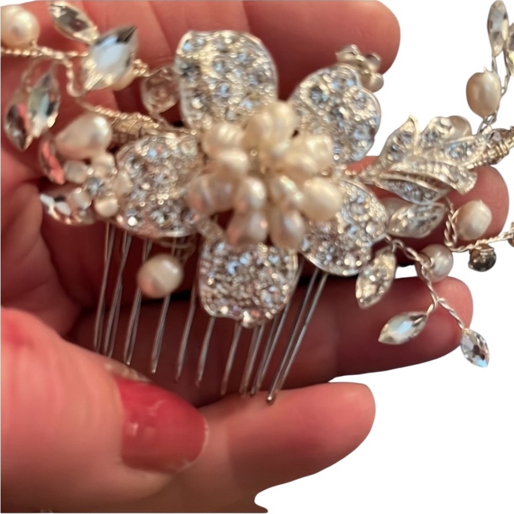 David’s Bridal white Rhinestone & Pearl headpiece / hair comb NWT